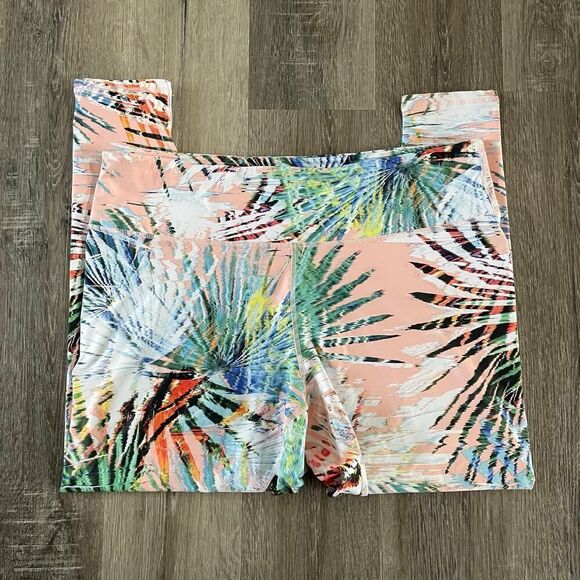 Fabletics Mid-Rise PureLuxe Capri Marbella Print - Plus Size: 1X - Picture 3 of 9